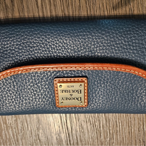 Dooney & Bourke Navy and Brown Leather Bag & Wallet. - Picture 4 of 7